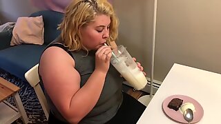 A Carne Plus-Size Adolescente Gulps Down intero Guadagno di peso Wiggle and Dessert